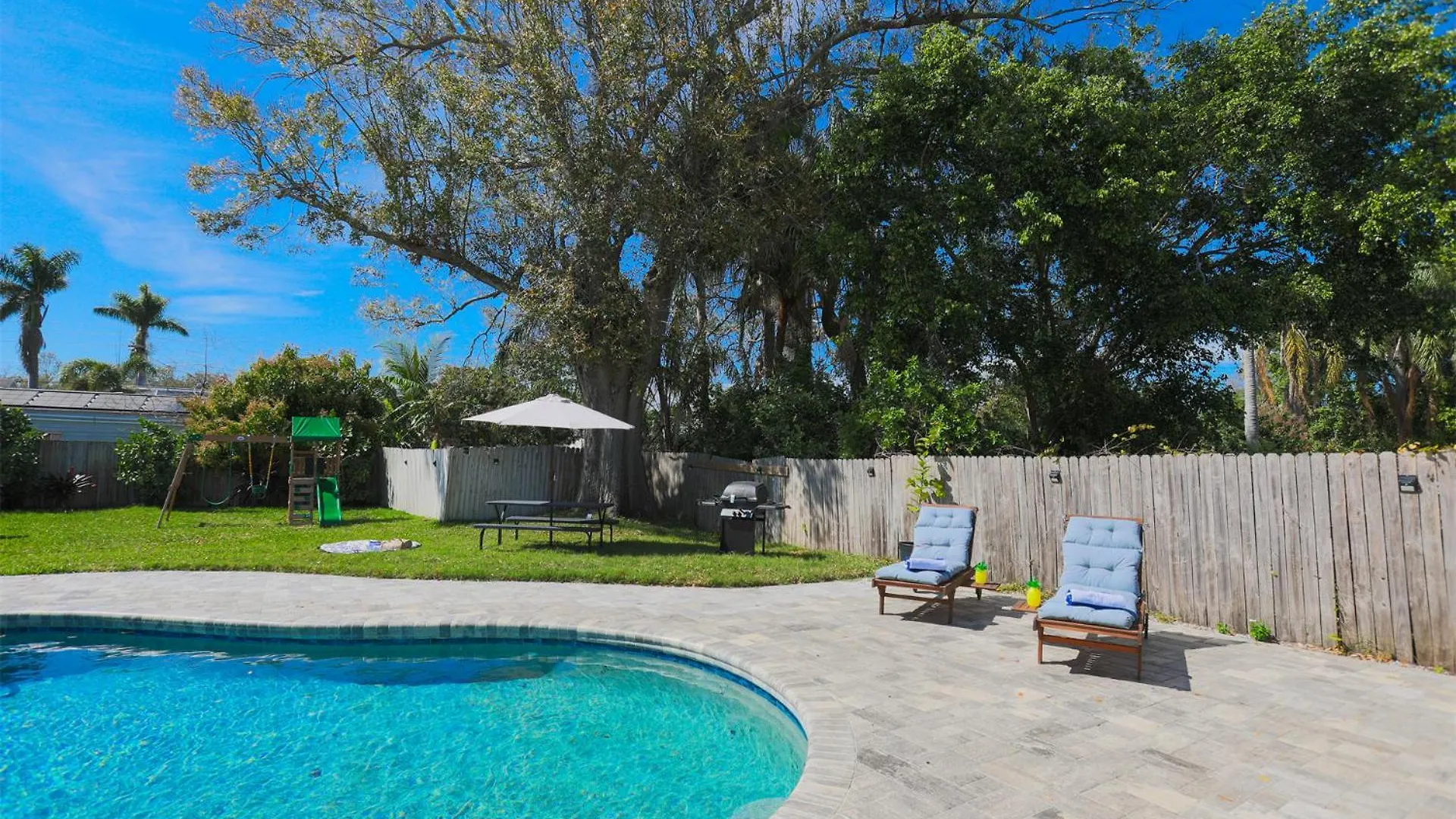 Pool, Playset, 15 Min To Pier 60 At Cove Cay Oasis Villa Clearwater Holiday home