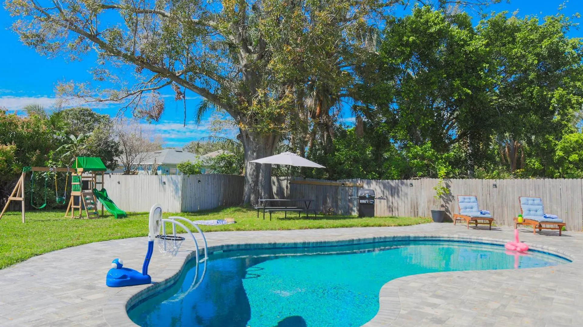 Pool, Playset, 15 Min To Pier 60 At Cove Cay Oasis Villa Clearwater Holiday home